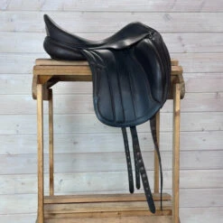 Used Equipe Viktoria Monoflap Dressage Saddle 17.5/W -Horse Gear Shop 334 R Side 45608.1687461297