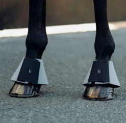 Horze Munich Neoprene Bell Boots 6 Horze Munich Neoprene Bell Boots -Horse Gear Shop munich bell boots alloy grey horse 19782 ALG horze 59311.1654288433